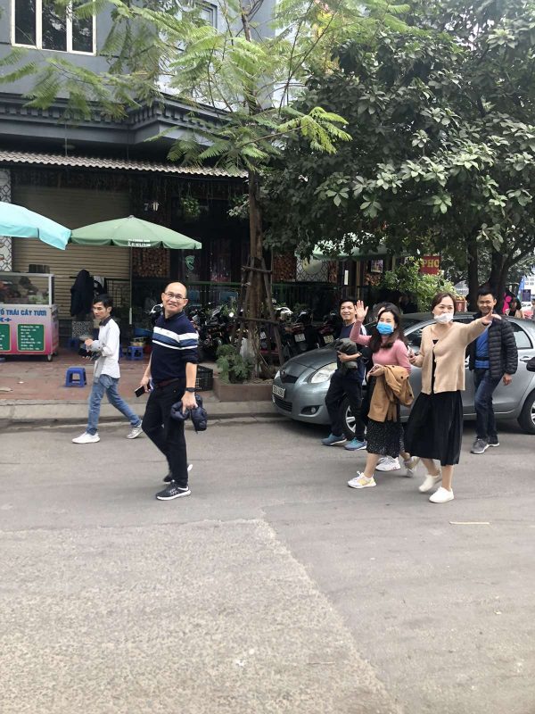 Tranh thủ ăn trưa, đưa nhau chạy bộ